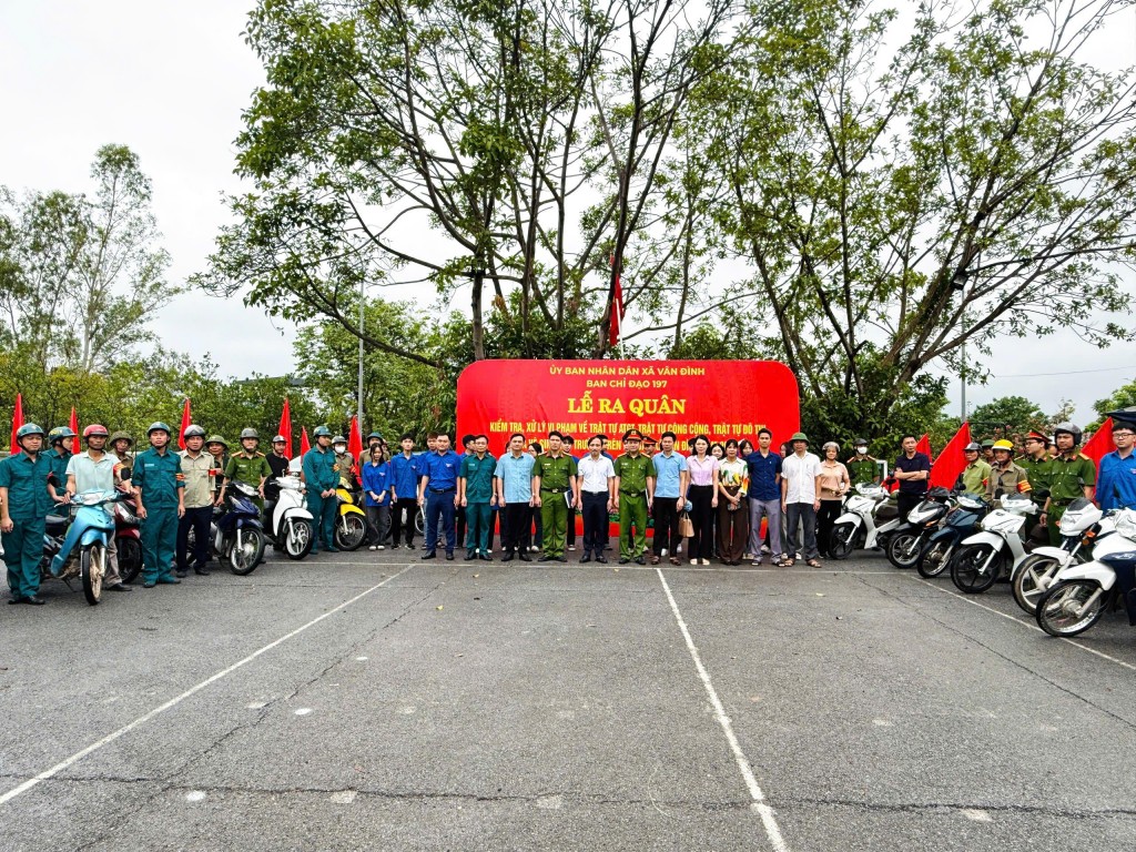 Xã Vân Đình ra quân xử lý vi phạm an toàn giao thông, trật tự đô thị