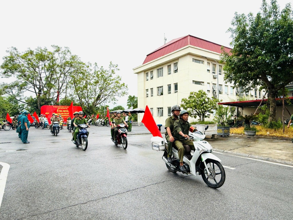 Xã Vân Đình ra quân xử lý vi phạm an toàn giao thông, trật tự đô thị