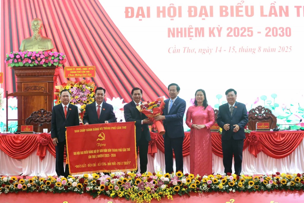 Bí thư Thành ủy Cần Thơ Đỗ Thanh Bình tặng bức trướng cho Ban Chấp hành Đảng bộ UBND TP Cần Thơ nhiệm kỳ 2025 - 2030.