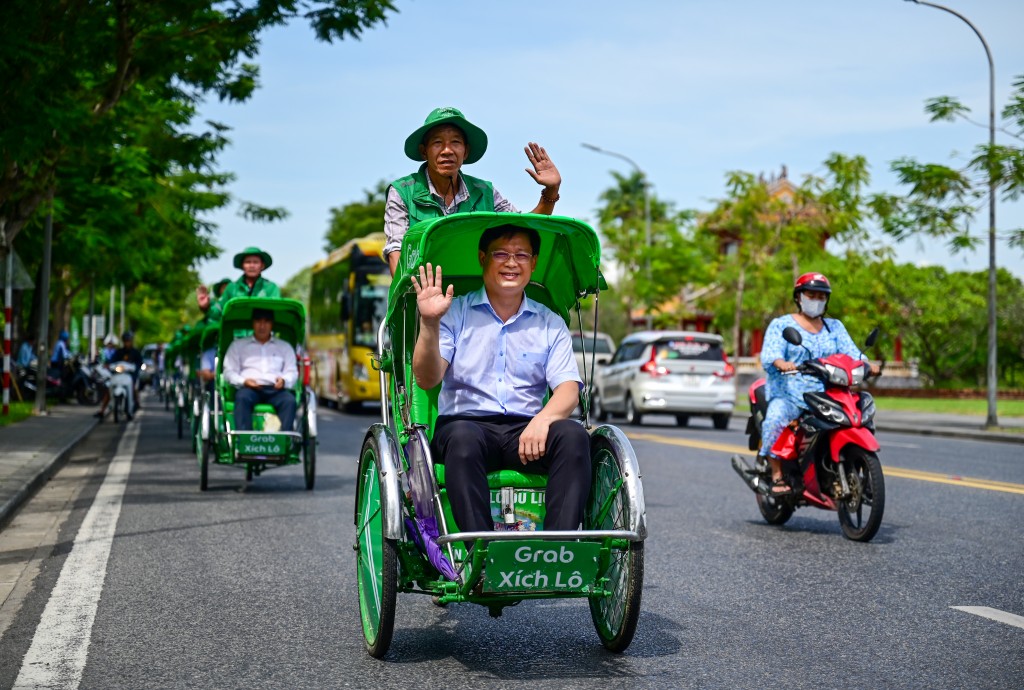 Đặc sắc Grab xích lô đưa du khách trải nghiệm tại Huế