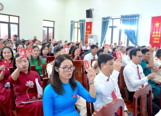 Đảng viên tham dự biểu quyết tại Đại hội