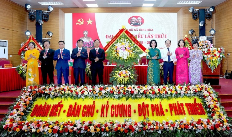 Đồng chí Phùng Thị Hồng Hà - Ủy viên BTV Thành ủy, Phó Chủ tịch Thường trực HĐND thành phố Hà Nội cùng các đồng chí Đoàn công tác Ban chỉ đạo đại hội số 10 của Thành uỷ tặng hoa chúc mừng đại hội.
