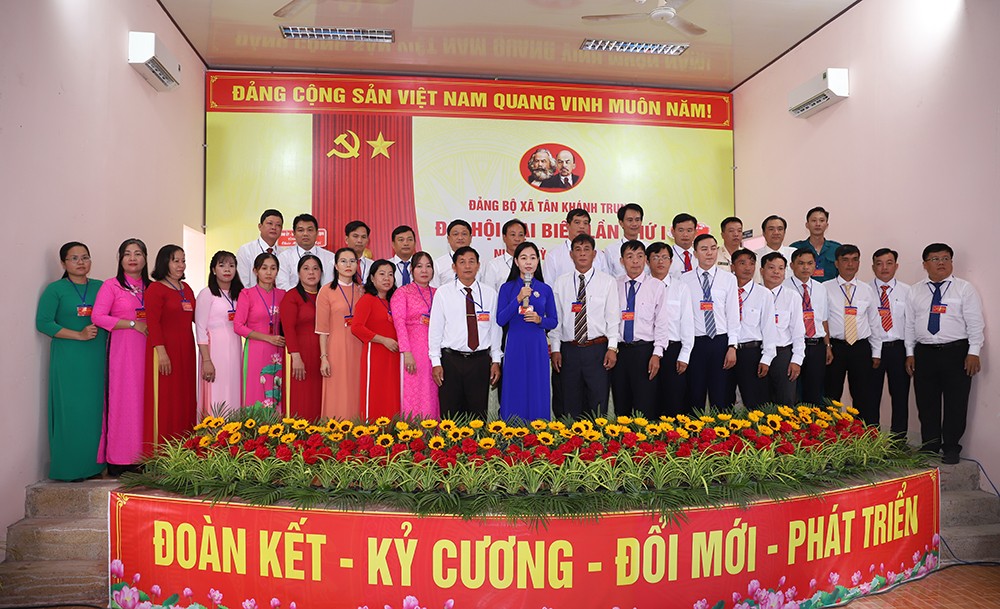 Ban Chấp hành Đảng bộ xã Tân Khánh Trung ra mắt và hứa hẹn trước Đại hội