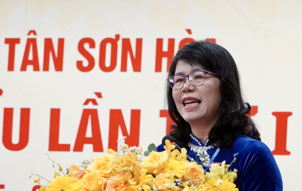 Bà Trương Lê Mỹ Ngọc - Bí thư Đảng ủy phường Tân Sơn Hòa phát biểu tại đại hộ