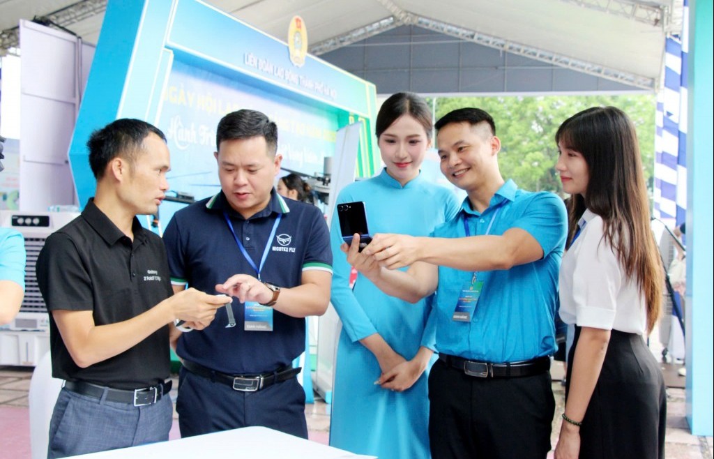 Độc đáo Triển lãm “Hành trình sáng tạo - Khát vọng vươn mình”