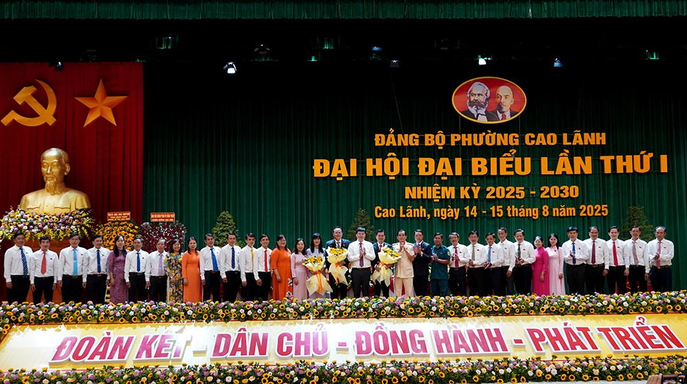 Bí thư Tỉnh ủy tặng hoa chúc mừng Ban Chấp hành Đảng bộ phường Cao Lãnh khóa mới (Ảnh: Việt Tiến)