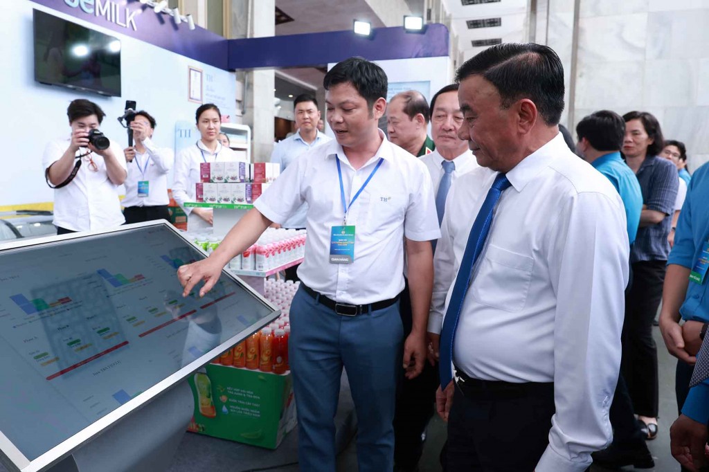 Độc đáo Triển lãm “Hành trình sáng tạo - Khát vọng vươn mình”