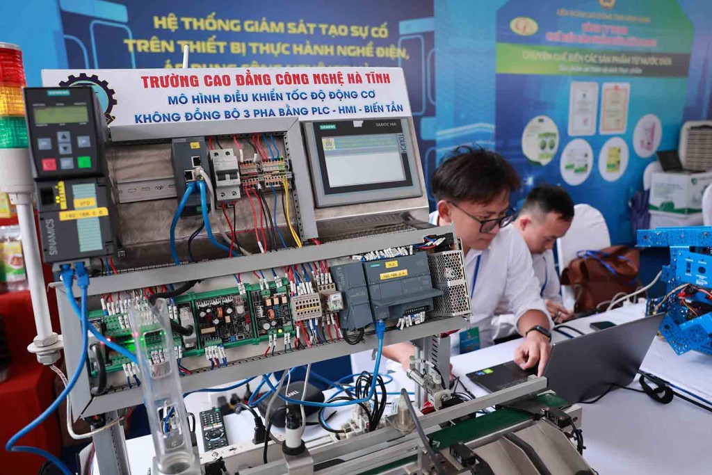 Độc đáo Triển lãm “Hành trình sáng tạo - Khát vọng vươn mình”