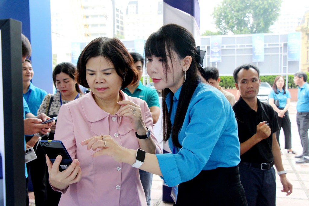 Độc đáo Triển lãm “Hành trình sáng tạo - Khát vọng vươn mình”