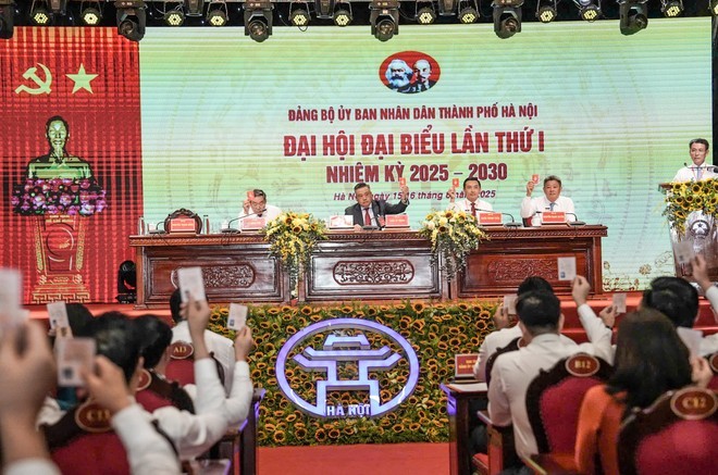 Đồng chí Trần Sỹ Thanh, Ủy viên Trung ương Đảng, Phó Bí thư Thành ủy, Chủ tịch UBND TP, Bí thư Đảng ủy UBND TP cùng các đại biểu dự phiên trù bị