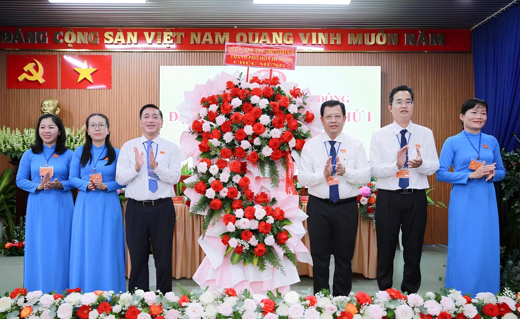 Ông Phạm Thành Kiên tặng hoa của Thành ủy - HĐND - UBND - Ủy ban Mặt trận Tổ quốc Việt Nam TP.HCM chúc mừng đại hội - Ảnh: NGỌC KHẢI