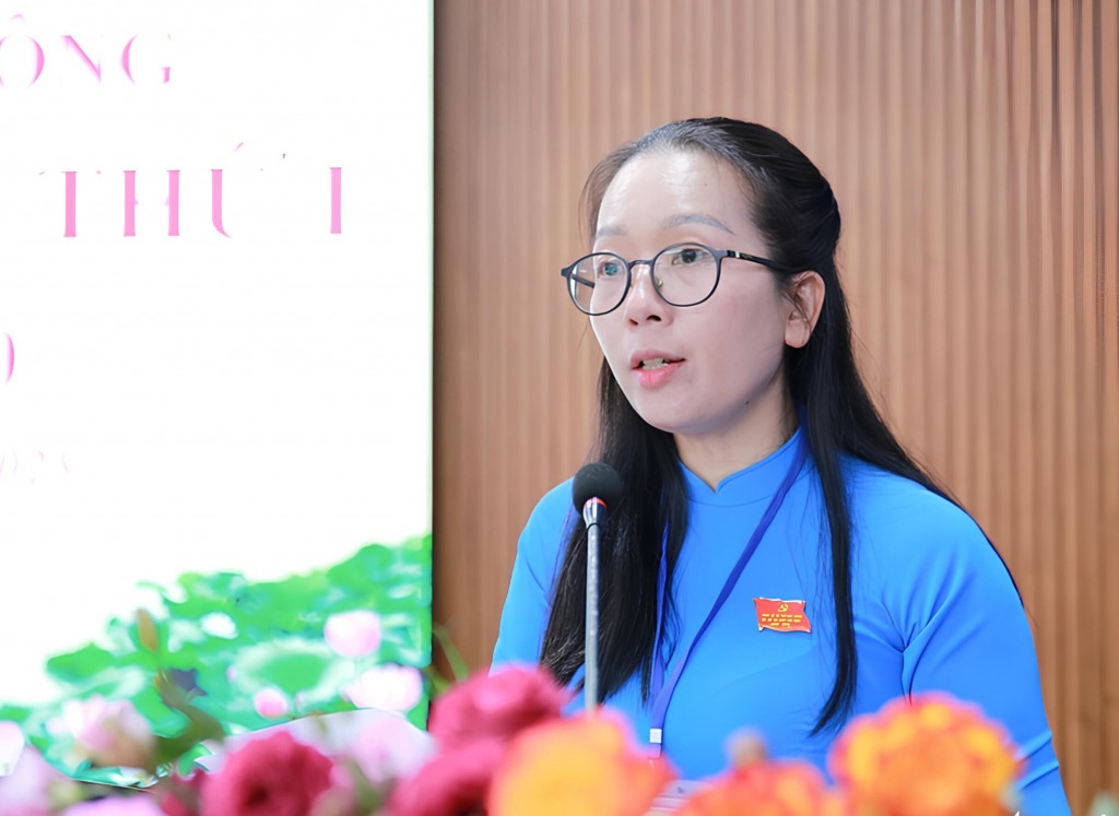 Bà Lê Thị Ánh Tuyết - phó bí thư thường trực Đảng ủy xã Phú Hòa Đông - trình bày dự thảo báo cáo chính trị - Ảnh: NGỌC KHẢI