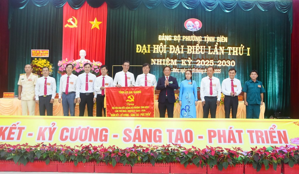 Chủ tịch UBND tỉnh Hồ Văn Mừng tặng bức trướng chúc mừng đại hội