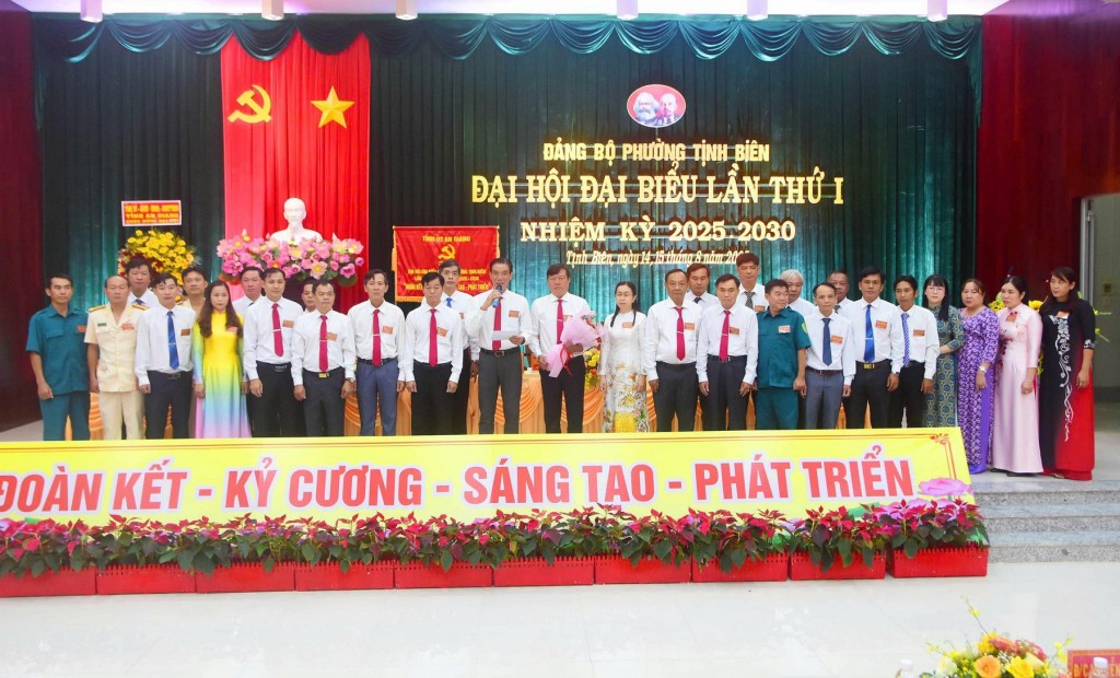 Ban Chấp hành Đảng bộ phường Tịnh Biên nhiệm kỳ 2025 - 2030 ra mắt đại hội