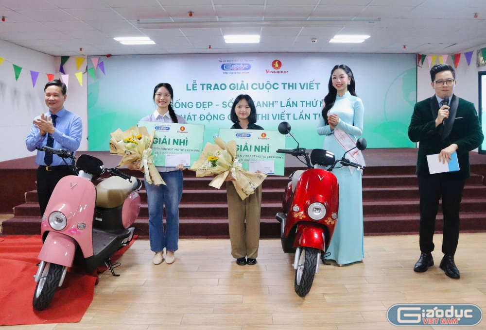 Trao giải Cuộc thi viết