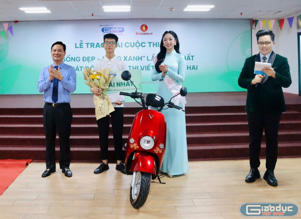 Trao giải Cuộc thi viết