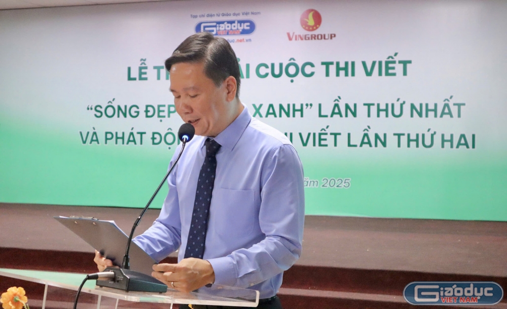 Trao giải Cuộc thi viết