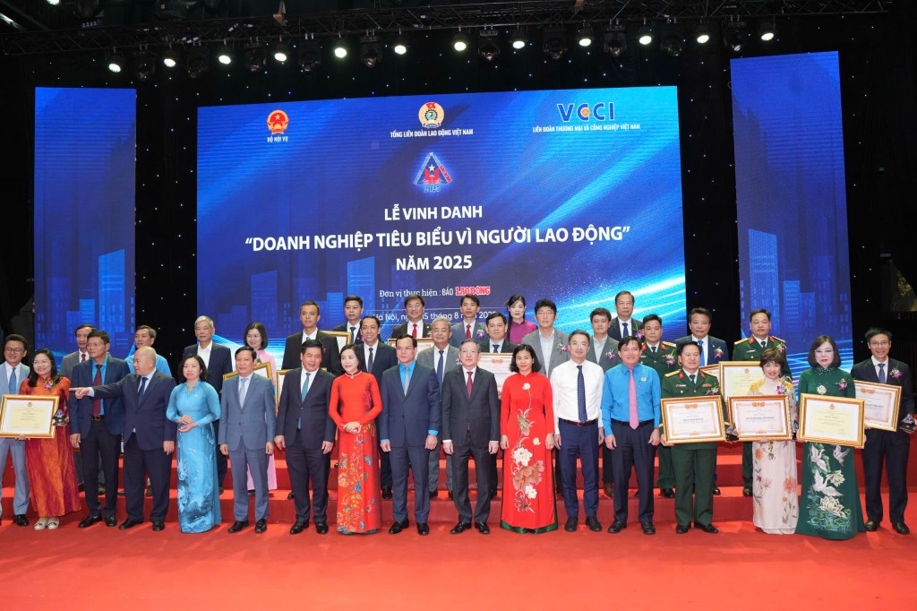 Các vị đại biểu chụp hình cùng các doanh nghiệp