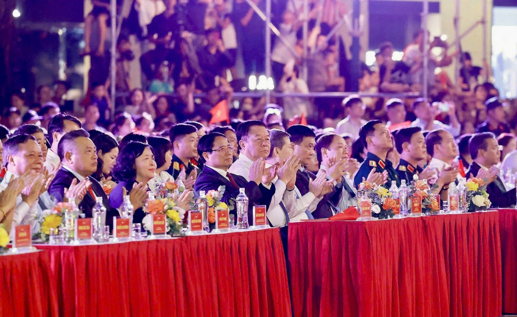 Các vị đại biểu tham dự chương trình (Ảnh: Viết Thành)