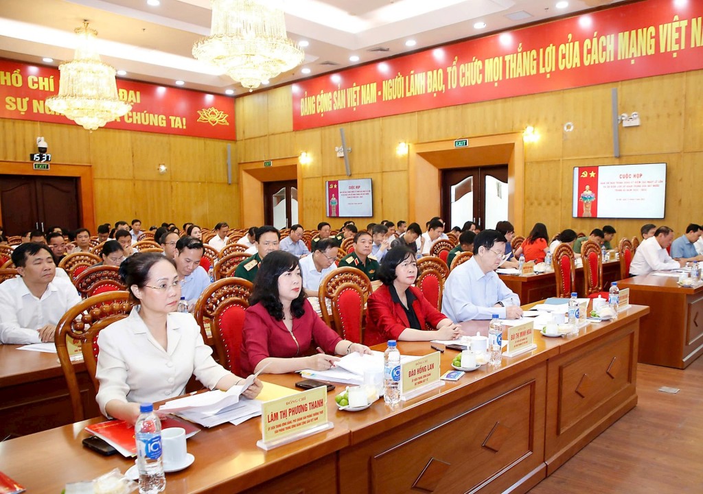 Bí thư Thành ủy Hà Nội Bùi Thị Minh Hoài và các đại biểu tham dự cuộc họp.