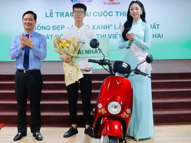 Trao giải Cuộc thi viết "Sống đẹp - Sống xanh"