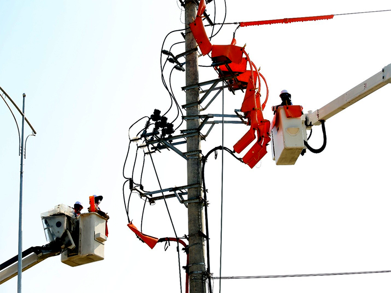 Đội Hotline thực hiện sửa chữa, khắc phục khiếm khuyết, đấu nối đường dây