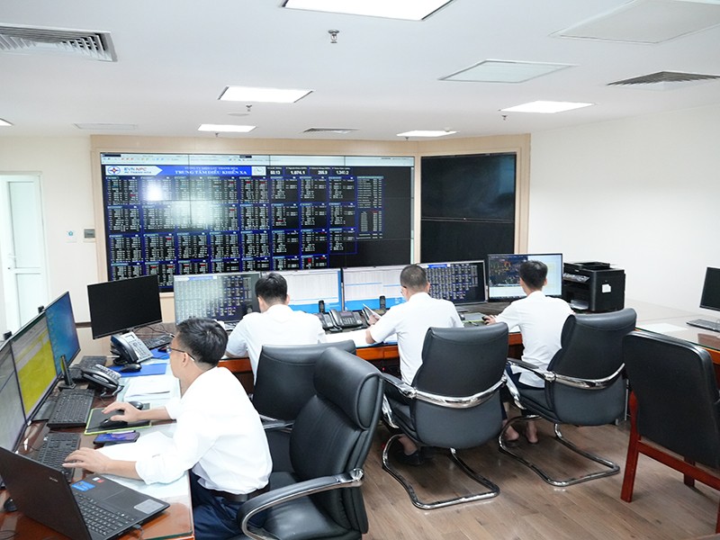 Cán bộ, nhân viên PC Thanh Hóa trực vận hành tại Trung tâm Điều khiển xa