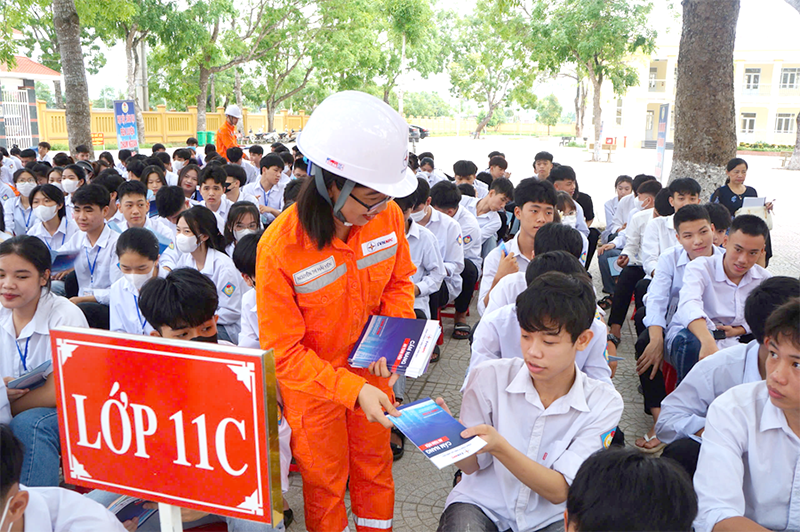 Tuyên truyền sử dụng điện an toàn tiết kiệm tại các trường học