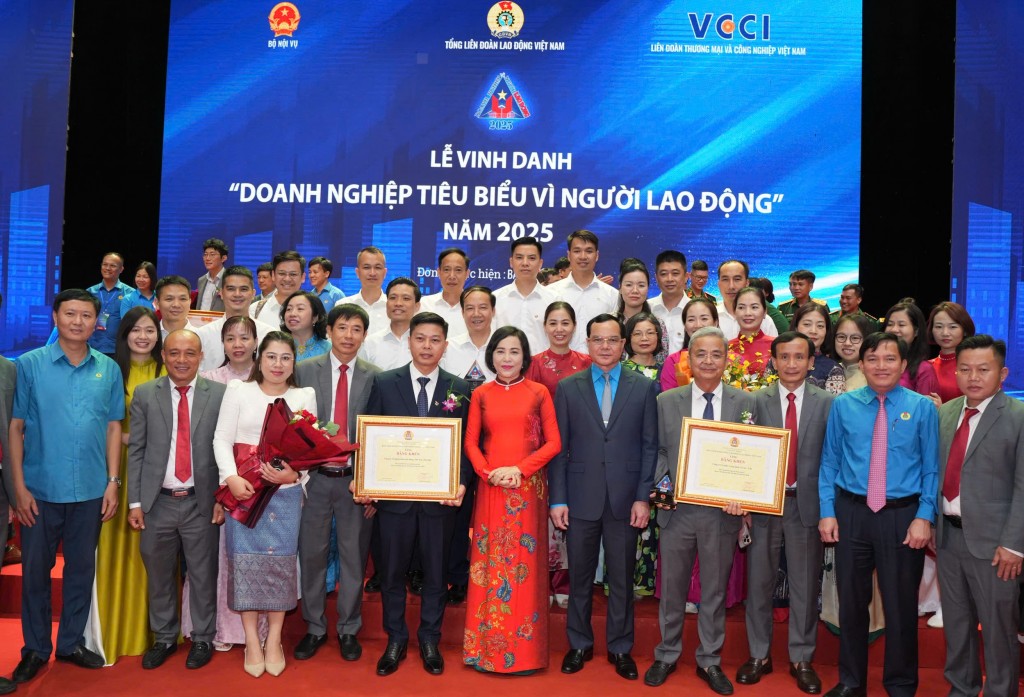 Các vị lãnh đạo, đại biểu chụp hình lưu niệm cùng các doanh nghiệp và Công ty Tân Đệ