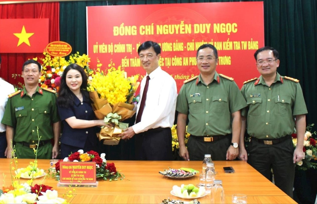 Chủ nhiệm Ủy ban Kiểm tra Trung ương Nguyễn Duy Ngọc thăm, chúc mừng Công an phường Hai Bà Trưng