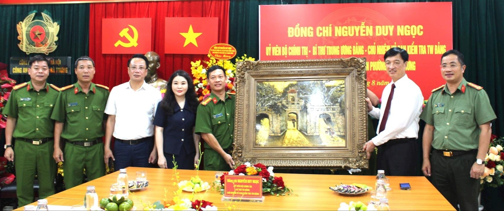Chủ nhiệm Ủy ban Kiểm tra Trung ương Nguyễn Duy Ngọc thăm, chúc mừng Công an phường Hai Bà Trưng