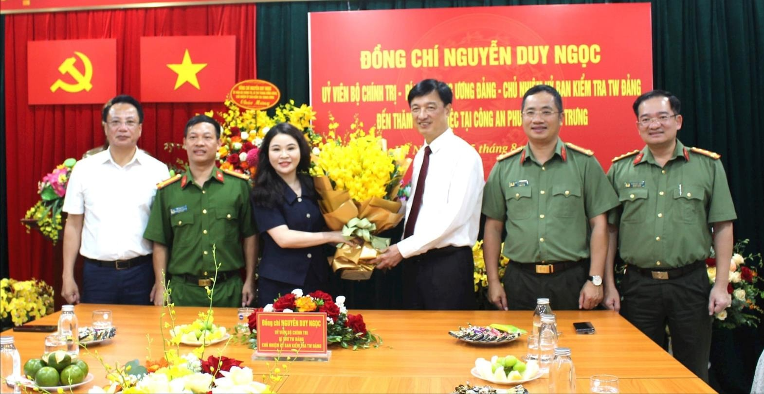 Chủ nhiệm Ủy ban Kiểm tra Trung ương Nguyễn Duy Ngọc thăm, chúc mừng Công an phường Hai Bà Trưng