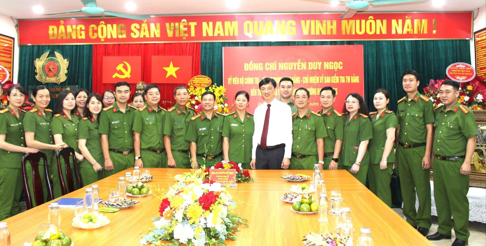 Chủ nhiệm Ủy ban Kiểm tra Trung ương Nguyễn Duy Ngọc thăm, chúc mừng Công an phường Hai Bà Trưng