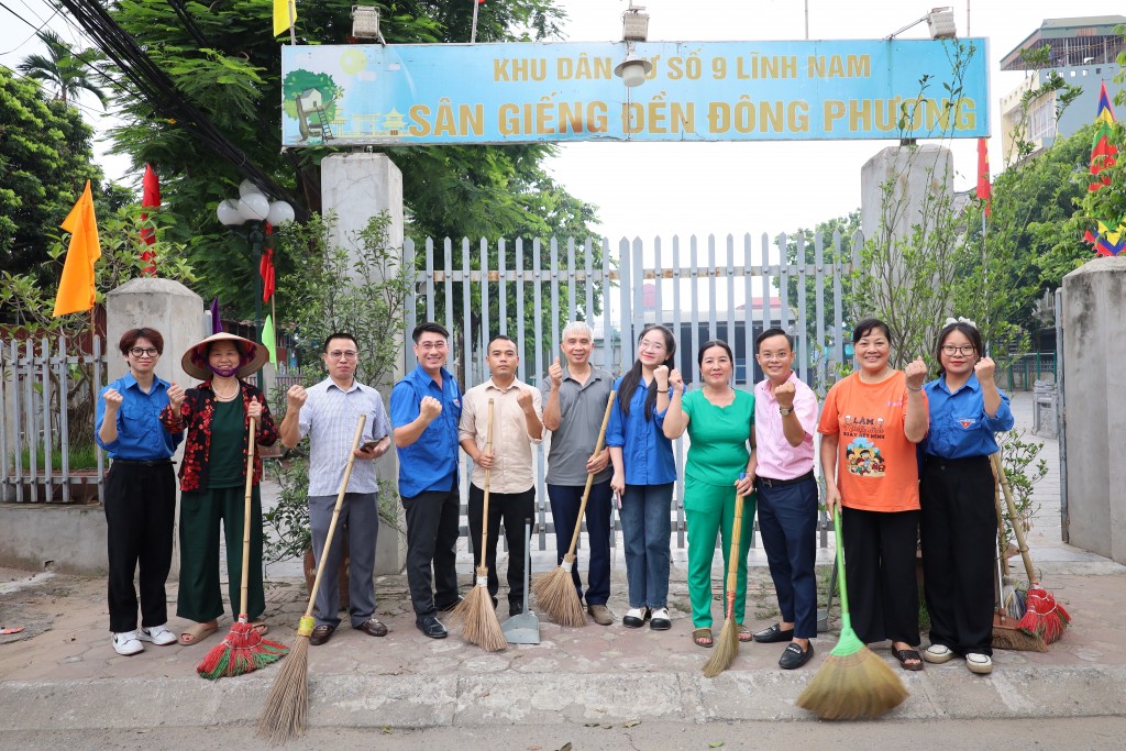 Chia tay cán bộ, người dân phường Lĩnh Nam, chúng tôi thấy sự quyết tâm đồng hành, hoàn thành tốt chiến dịch 45 ngày đêm hỗ trợ chuyển đổi số trong thực hiện chính quyền địa phương 2 cấp