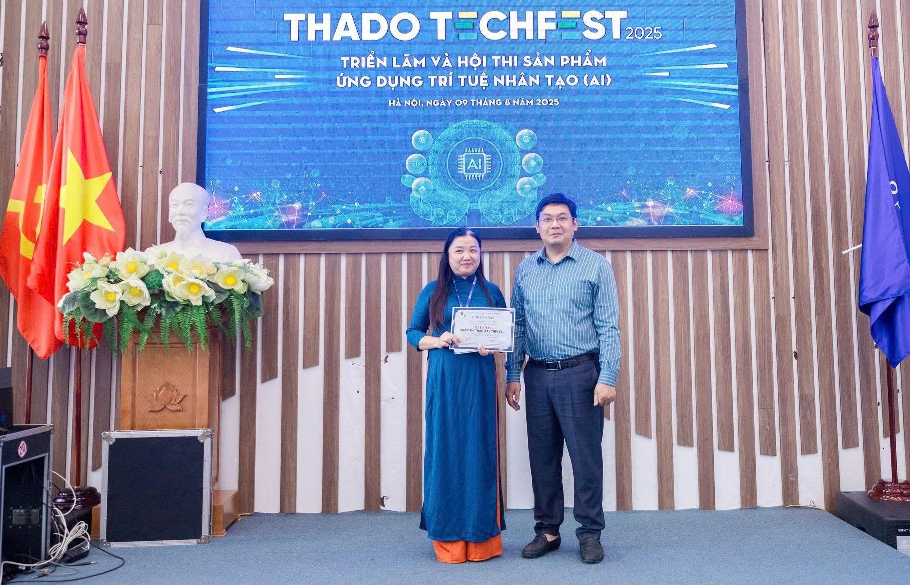 Ngọn lửa yêu nghề đưa cô giáo U50 chinh phục trí tuệ nhân tạo