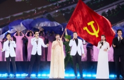 Nguyễn Thu Hằng vinh dự hát Quốc ca ở Quảng trường Cách mạng tháng Tám