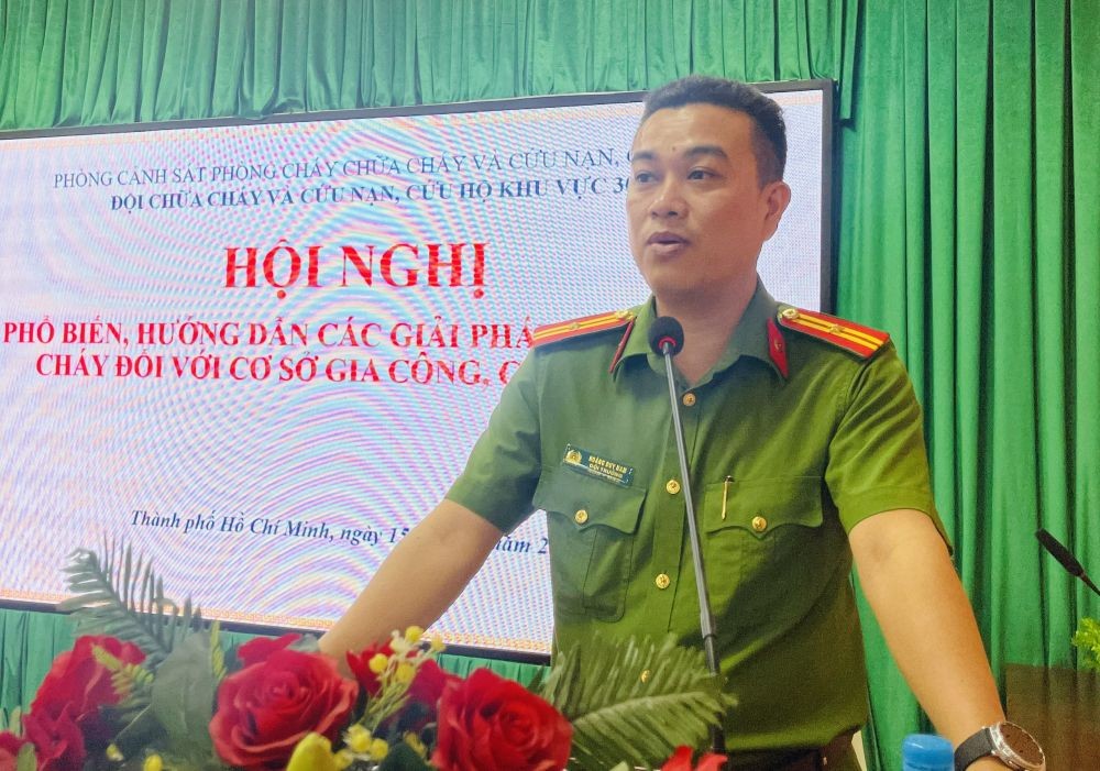 Thiếu tá Hoàng Duy Nam, Đội trưởng Đội Chữa cháy và CNCH khu vực 30, phát biểu tại hội nghị.