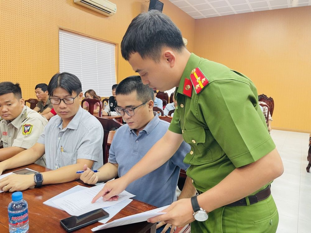Cán bộ Công an hướng dẫn chủ cơ sở kê khai tờ cam kết an toàn PCCC & CNCH.