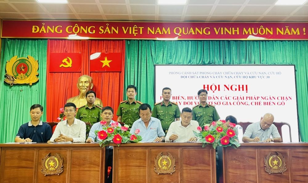 Đại diện Đội Chữa cháy và CNCH khu vực 30 cùng Công an địa phương chứng kiến các cơ sở ký cam kết an toàn PCCC & CNCH.