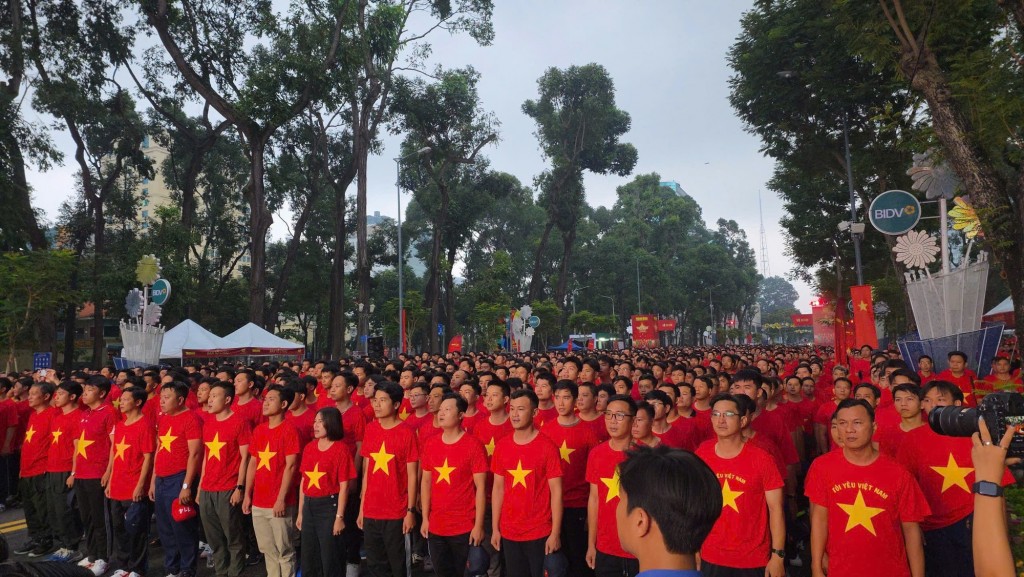 Trong không khí trang nghiêm, xúc động và tự hào, hàng nghìn người có mặt tại khu vực Vườn hoa Lý Thái Tổ (Thủ đô Hà Nội) thực hiện nghi lễ Chào cờ đồng thời với Lễ thượng cờ Tổ quốc tại Quảng trường Ba Đình lịch sử