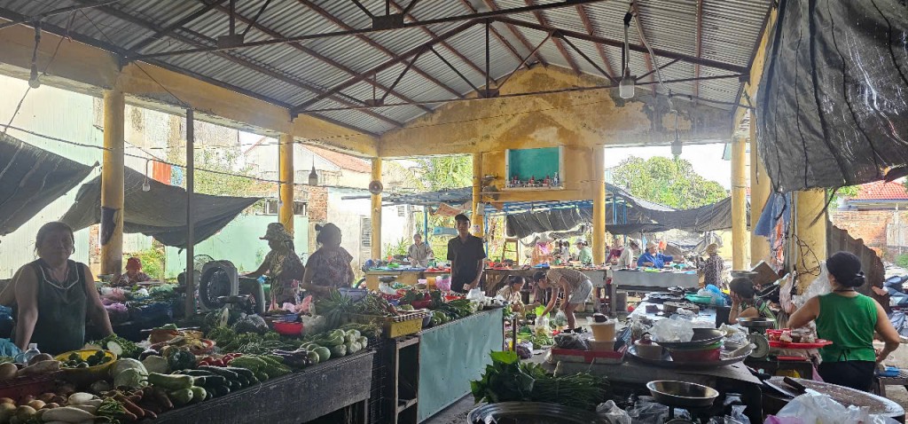 Chợ tiền tỷ xây xong đã lâu, vẫn chưa thấy tiểu thương đâu