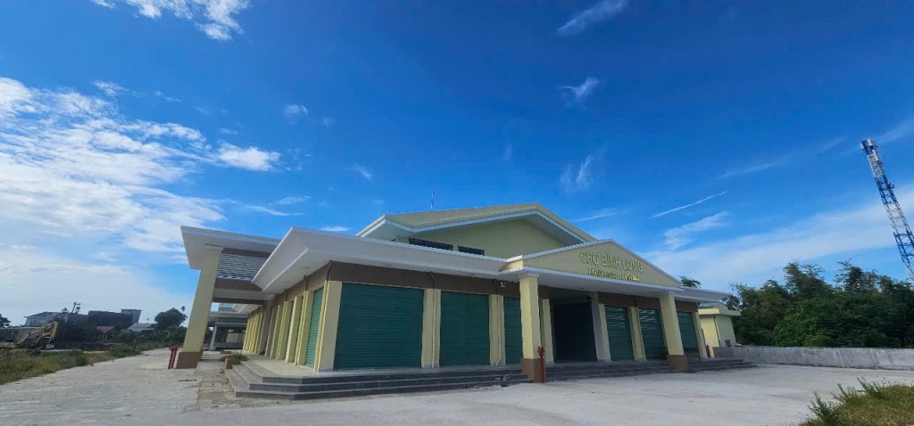 Chợ tiền tỷ xây xong đã lâu, vẫn chưa thấy tiểu thương đâu