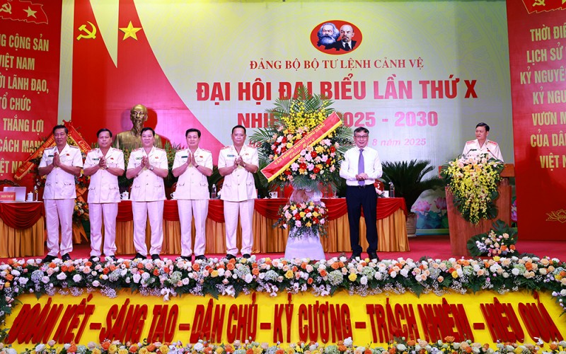Đồng chí Lê Khánh Toàn, Phó Chánh Văn phòng Trung ương Đảng tặng hoa chúc mừng Đại hội