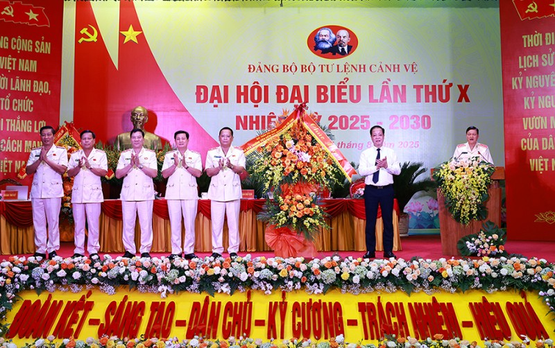 Đồng chí Trần Hải Quân, Phó Viện trưởng Viện KSND tối cao, nguyên Tư lệnh Bộ Tư lệnh Cảnh vệ tặng hoa chúc mừng Đại hội