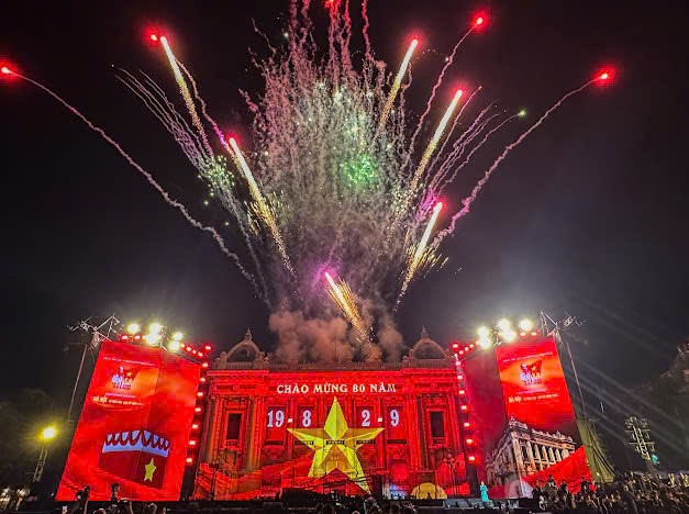 Màn trình diễn 3D Mapping nghệ thuật tối 15/8 tại Nhà hát Lớn Hà Nội để lại ấn tượng sâu sắc trong lòng khán giả