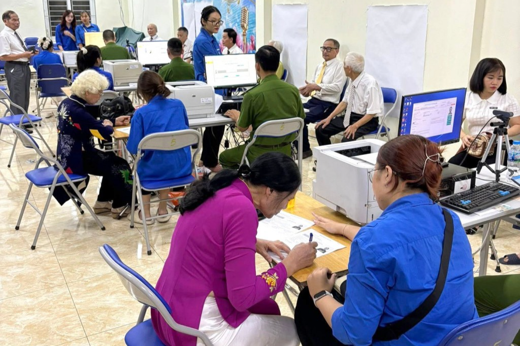 Đoàn thanh niên phường Bạch Mai (Hà Nội) tham gia hỗ trợ đổi thẻ đảng viên