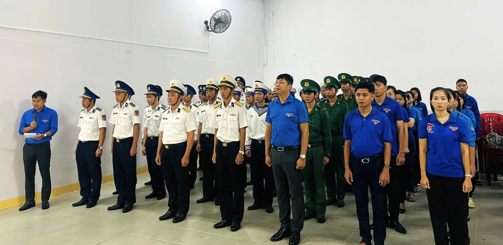 Các đại biểu tham gia hành trình “Tôi yêu Tổ quốc tôi”