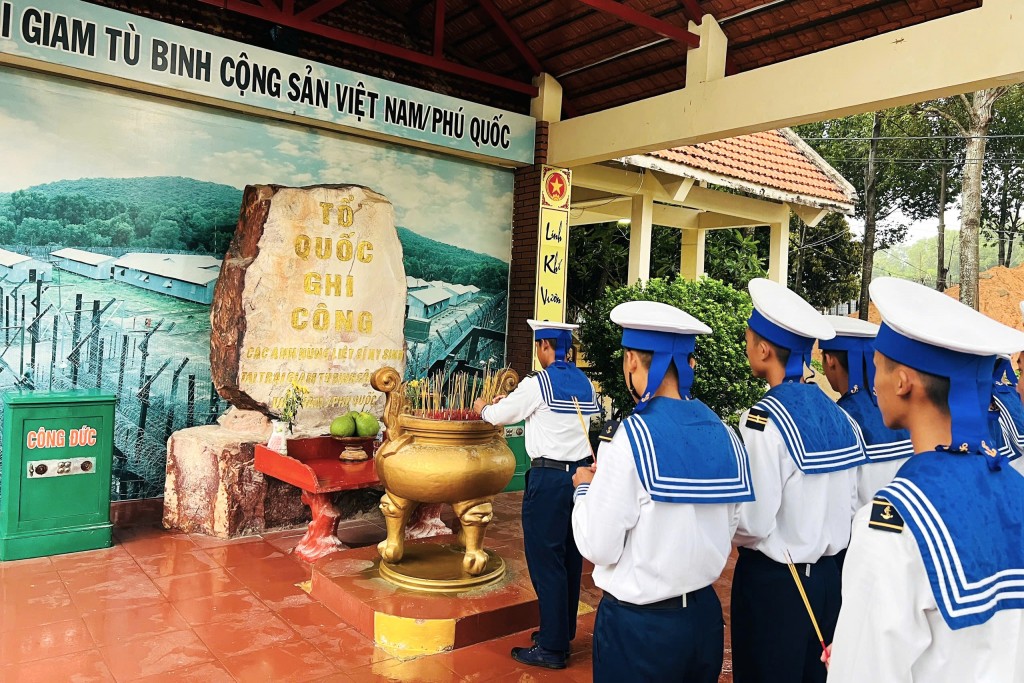 Cán bộ, đoàn viên, thanh niên Vùng 5 Hải quân dâng hương tưởng niệm các Anh hùng liệt sĩ