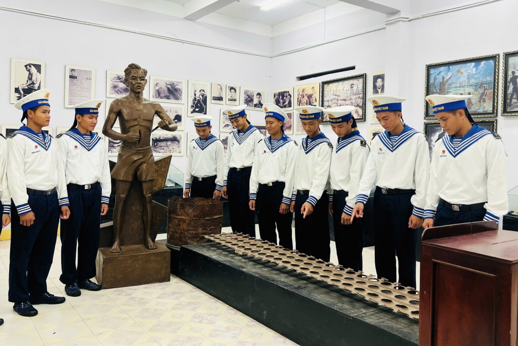 Các chiến sĩ trẻ Vùng 5 Hải quân tham quan, tìm hiểu tại Trại giam Phú Quốc