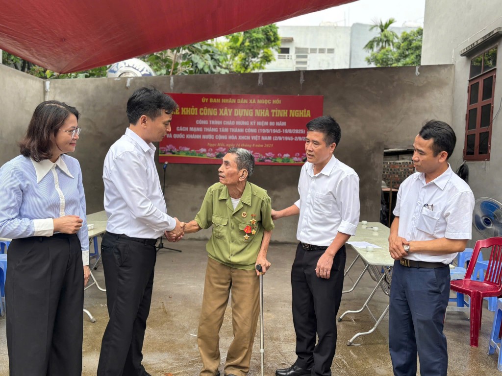 Các đồng chí lãnh đạo xã ân cần thăm hỏi, động viên gia đình ông Lương